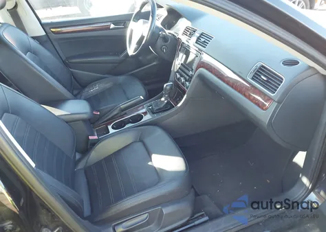 2013 Volkswagen Passat 2.5L Sel z USA, uszkodzony, nr VIN 1VWCP7A32DC079053